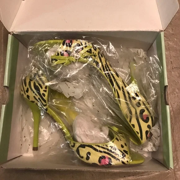 NWT. Sarah Jayne brand heels, size 8 - Picture 2 of 5